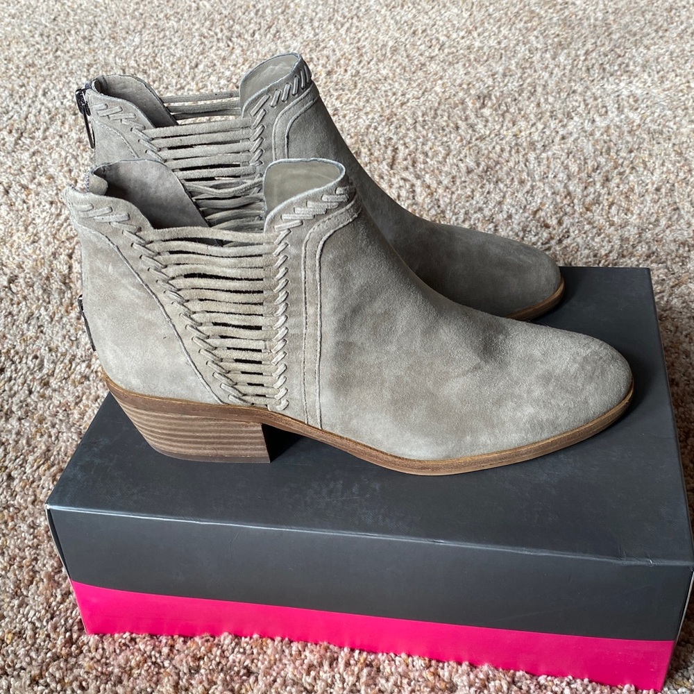 NEW! Vince Camuto Booties 10M
